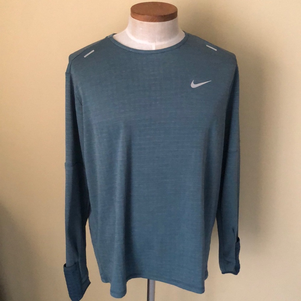 NWT Nike therma fit long sleeved top